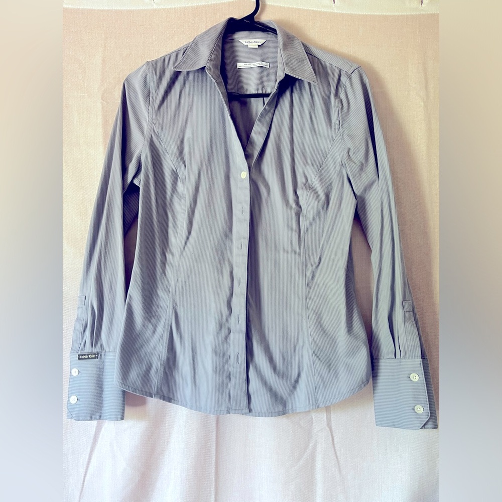 Calvin Klein essential fit women’s button down dress shirt (small/petite) blue